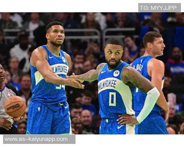 老友重聚利拉德与字母哥兄弟情深热聊共叙昔日辉煌时光 老友重聚利拉德与字母哥兄弟情深热聊共叙昔日辉煌时光