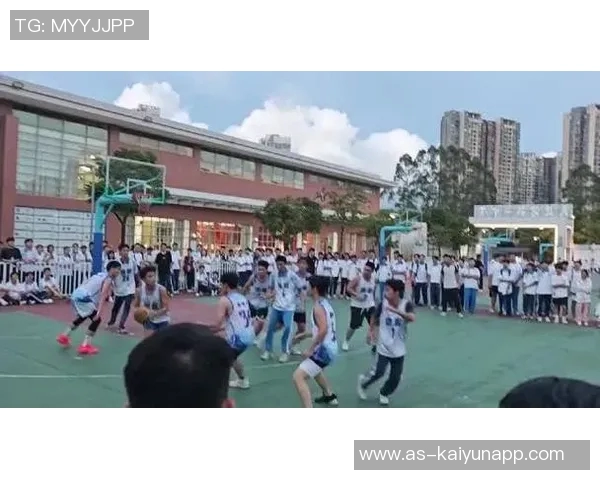 中学生篮球班赛惊现绝杀三分球精彩瞬间引发热议 中学生篮球班赛惊现绝杀三分球精彩瞬间引发热议