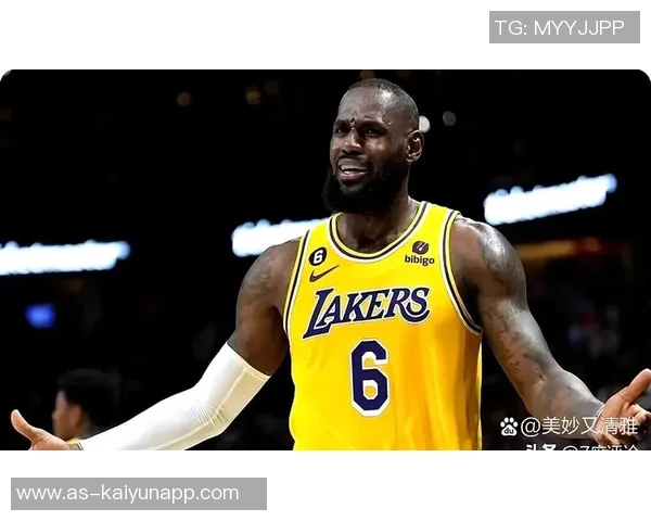 勒布朗带领湖人逆袭费城勇士终结连胜势头再创辉煌