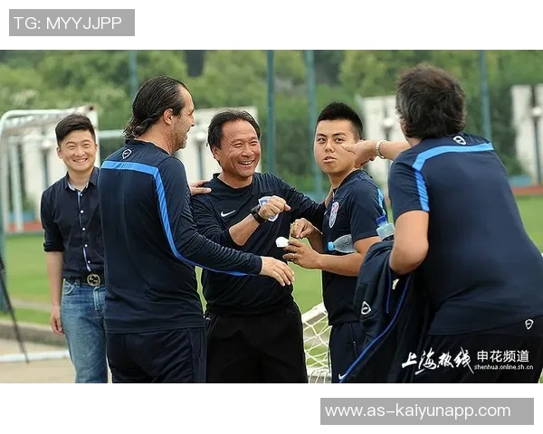 老队友重聚温情时刻哈兰德与南野拓实亲切拥抱寒暄