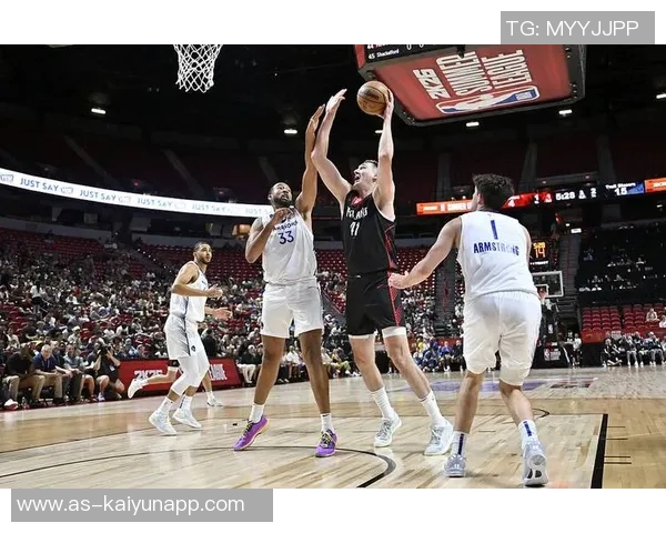 马克西全场表现惊艳30分钟内17投10中砍下27分4篮板7助攻