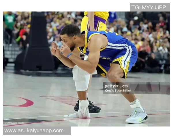 库里积极联系各方寻求好鞋期待一场穿三双不同鞋的精彩比赛